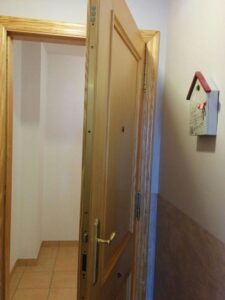 puerta blindada con cerradura de tres puntos embutida