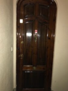 puerta de madera antigua reforzada en valencia