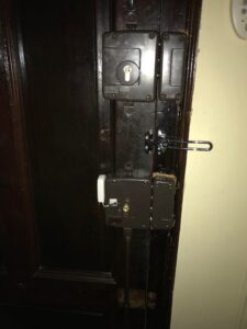 reforzar puertas antigua de madera en valencia