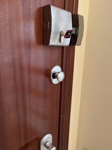 Cerrojos INN Locks con alarma para puertas acorazadas con llave de servicio.